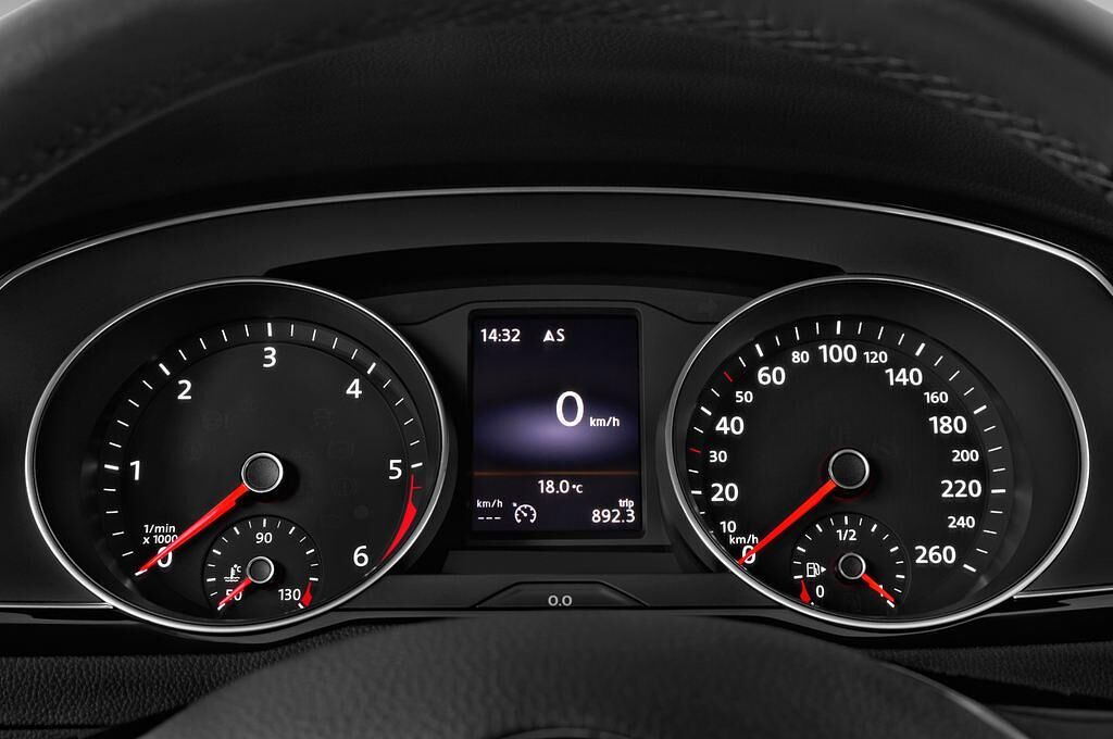 Volkswagen Passat Variant (Baujahr 2015) 1.6 Tdi Comfortline Bmotion Tech Variant 5 Türen Tacho und Fahrerinstrumente
