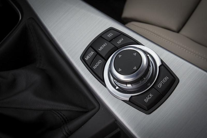 Die Bedienung mit dem BMW iDrive ist eingängig