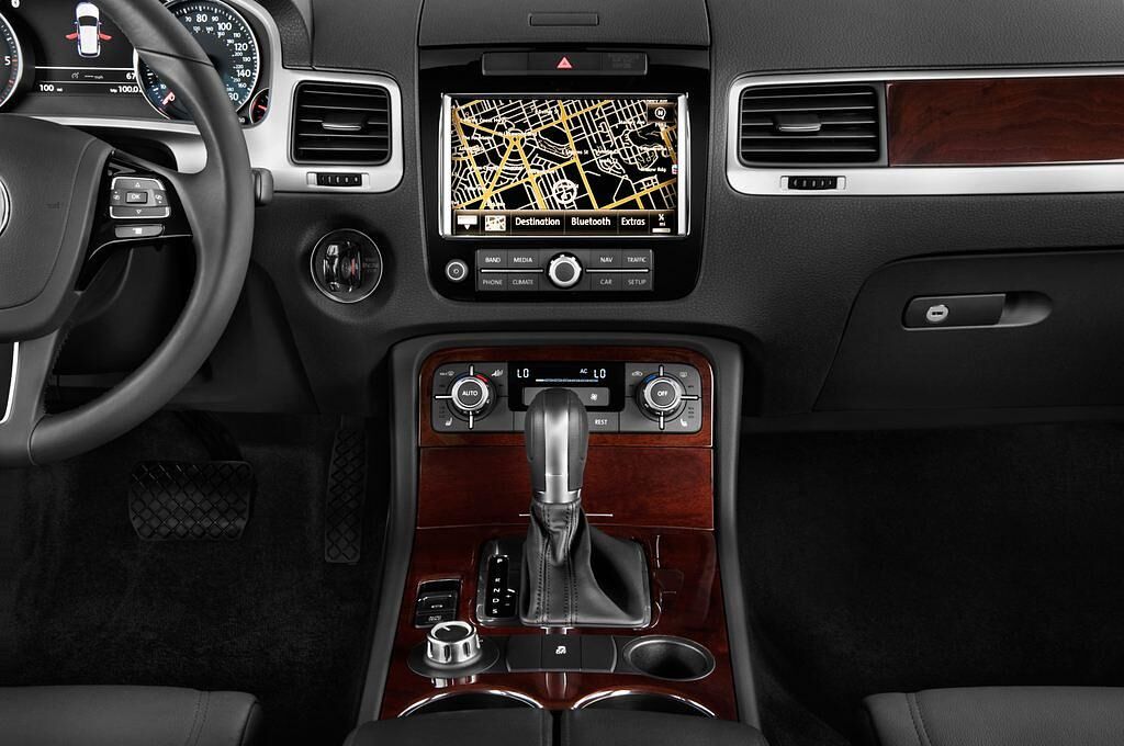 Volkswagen Touareg (Baujahr 2012) Exclusive 5 Türen Mittelkonsole