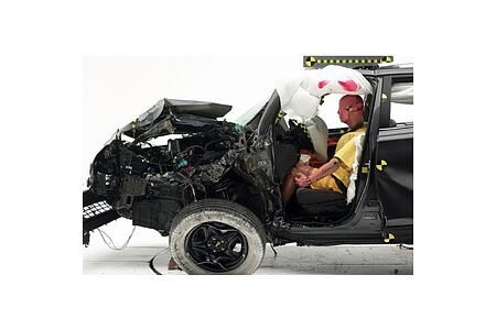 Toyota’s RAV4 fällt beim Frontcrash mit kleiner Überlappung durch