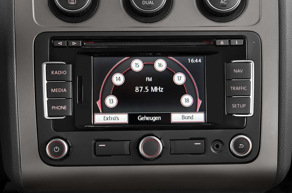 Volkswagen Touran (Baujahr 2009) Trendline 5 Türen Radio und Infotainmentsystem