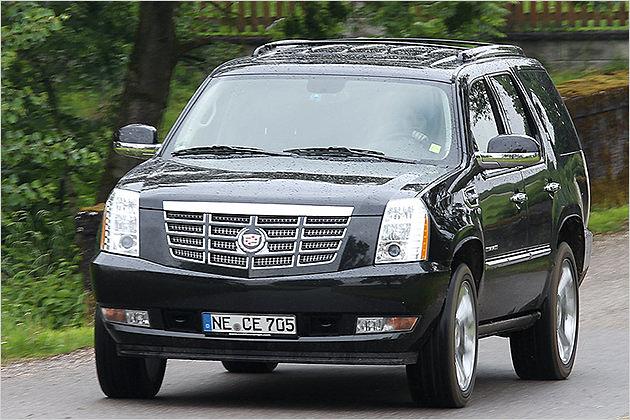 Mit einem Leergewicht von 2,7 Tonnen kommt der mächtige Cadillac Escalade Hybrid auf uns zu