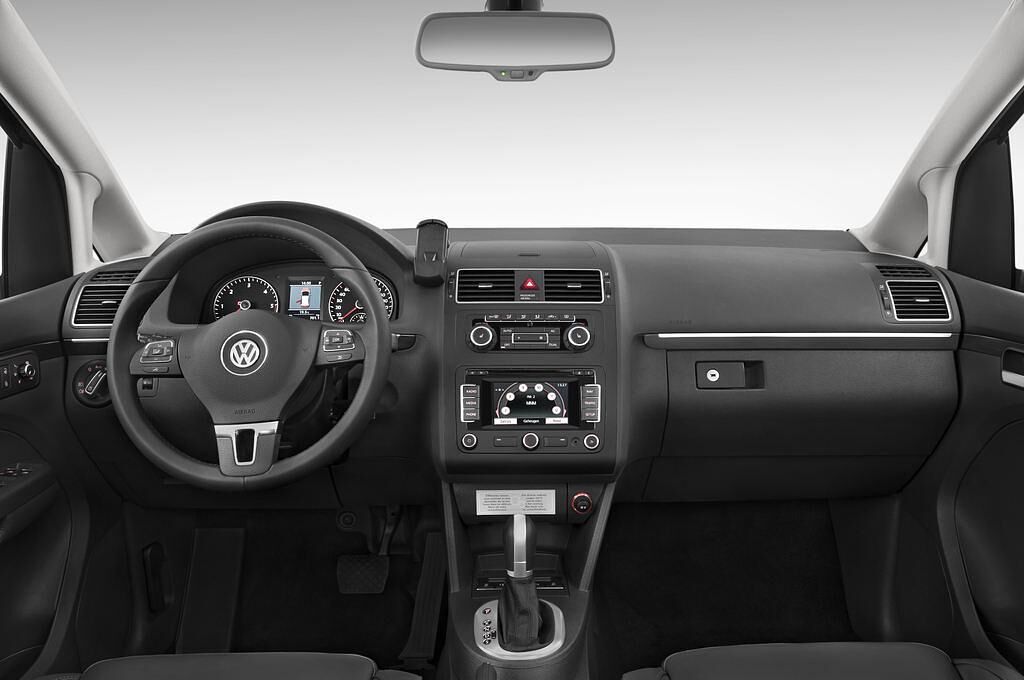 Volkswagen Touran (Baujahr 2012) Highline 5 Türen Cockpit und Innenraum