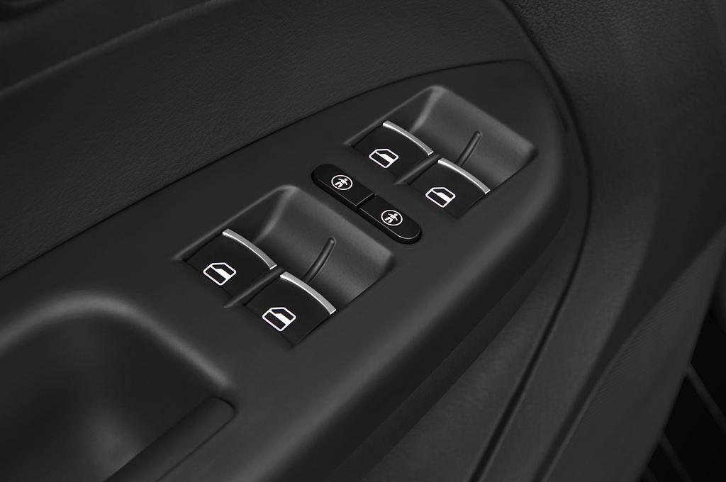 Volkswagen Touran (Baujahr 2012) Highline 5 Türen Bedienungselemente Tür
