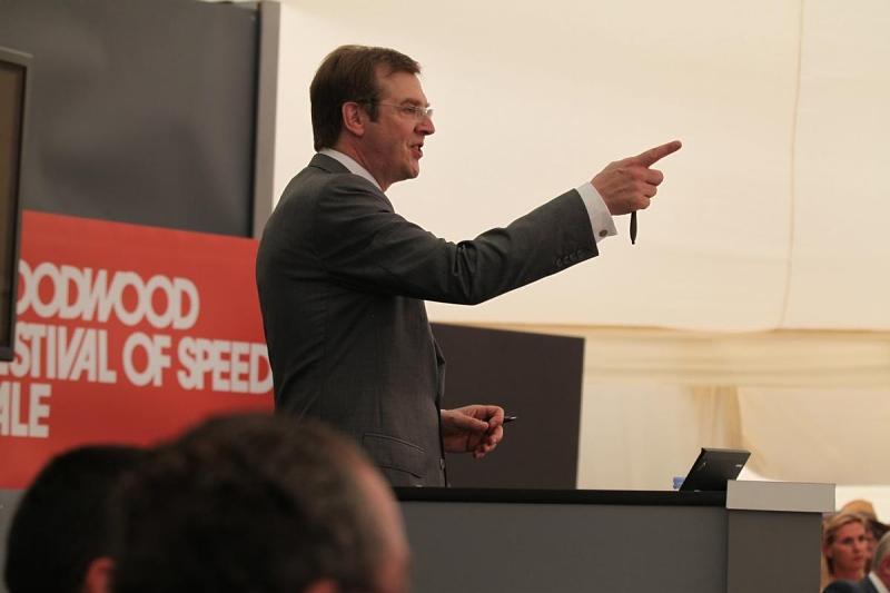 Bonhams Auktion in Goodwood 2013: Auktionator Robert Brooks bei der Arbeit