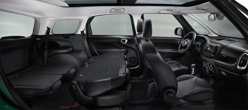 Serienmäßig sind in Wagen¬farbe lackiertes Armaturenbrett, Klimaanlage, Bluetooth-gesteuertes Radio Uconnect, Geschwindigkeitsregelanlage (Cruise Control), Zentralverriegelung mit Funkfernbedienung, Lederlenkrad und Lederschaltknauf an Bord.