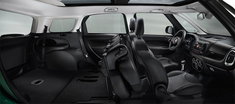 Das Ausstattungspaket Loft besteht aus Ledersitzen, Rückfahrkamera, Parksensoren hinten und dem Audio- und Navigationssystem Uconnect mit Fünf-Zoll-Touchscreen.