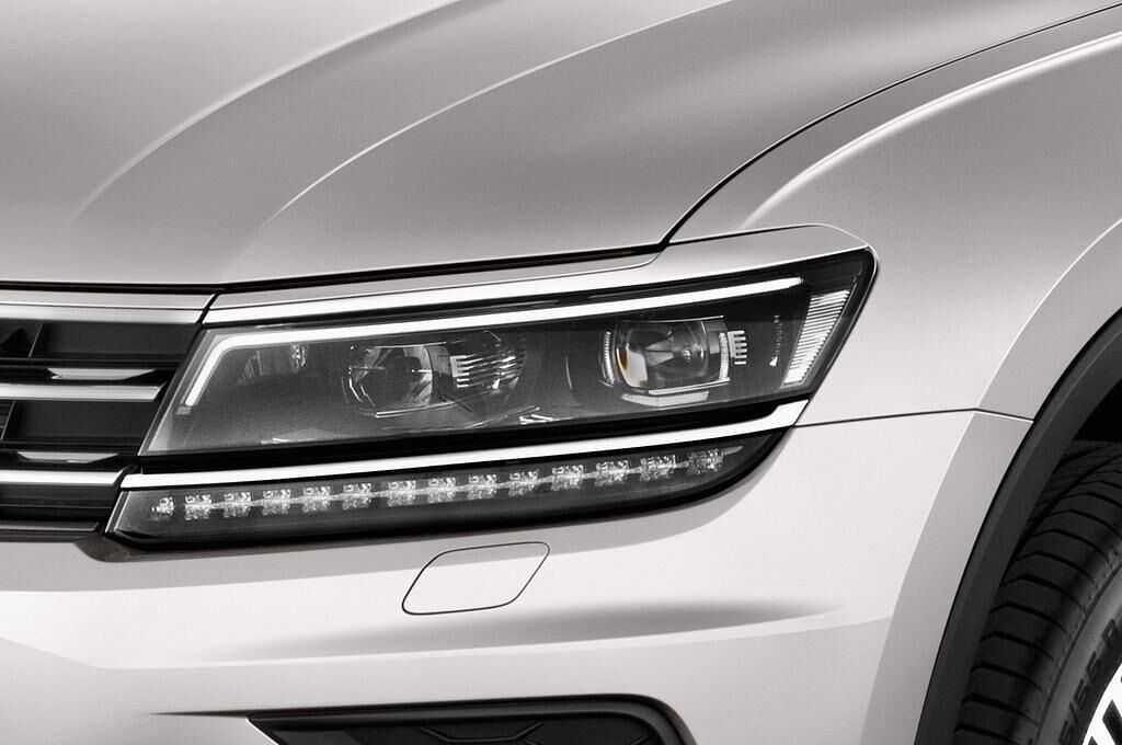 Volkswagen Tiguan (Baujahr 2017) Comfortline 5 Türen Scheinwerfer