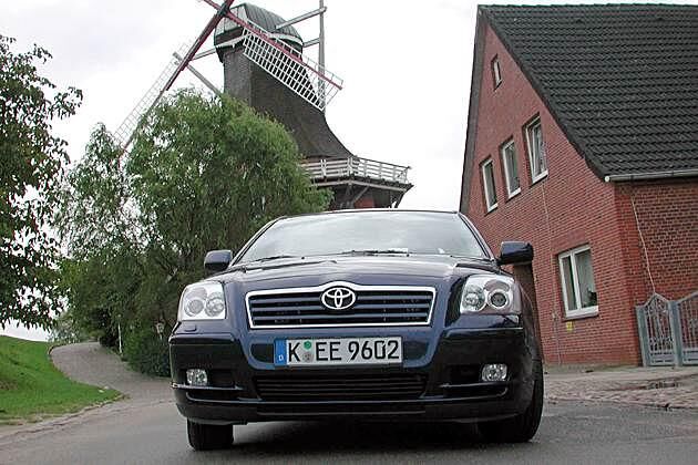 Avensis: Markentypischer Knubbel am Logo im Grill