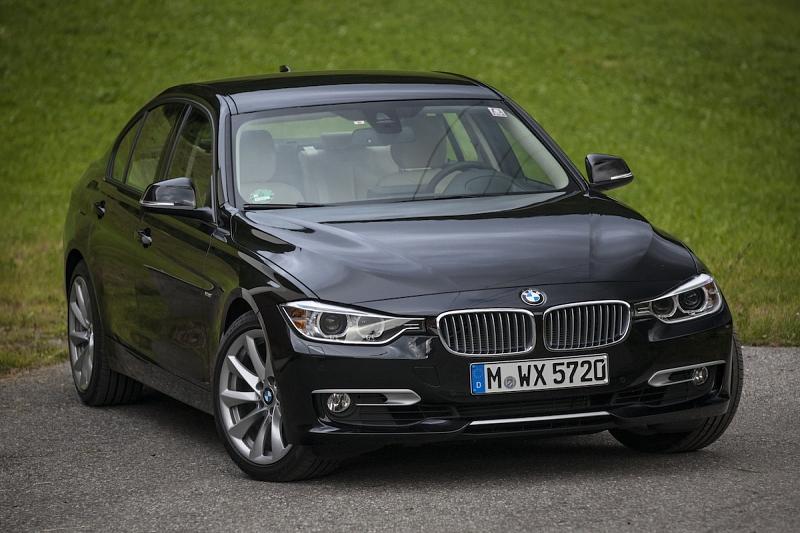 Auch den BMW 325d ziert das typische Firmengesicht mit breiter Niere