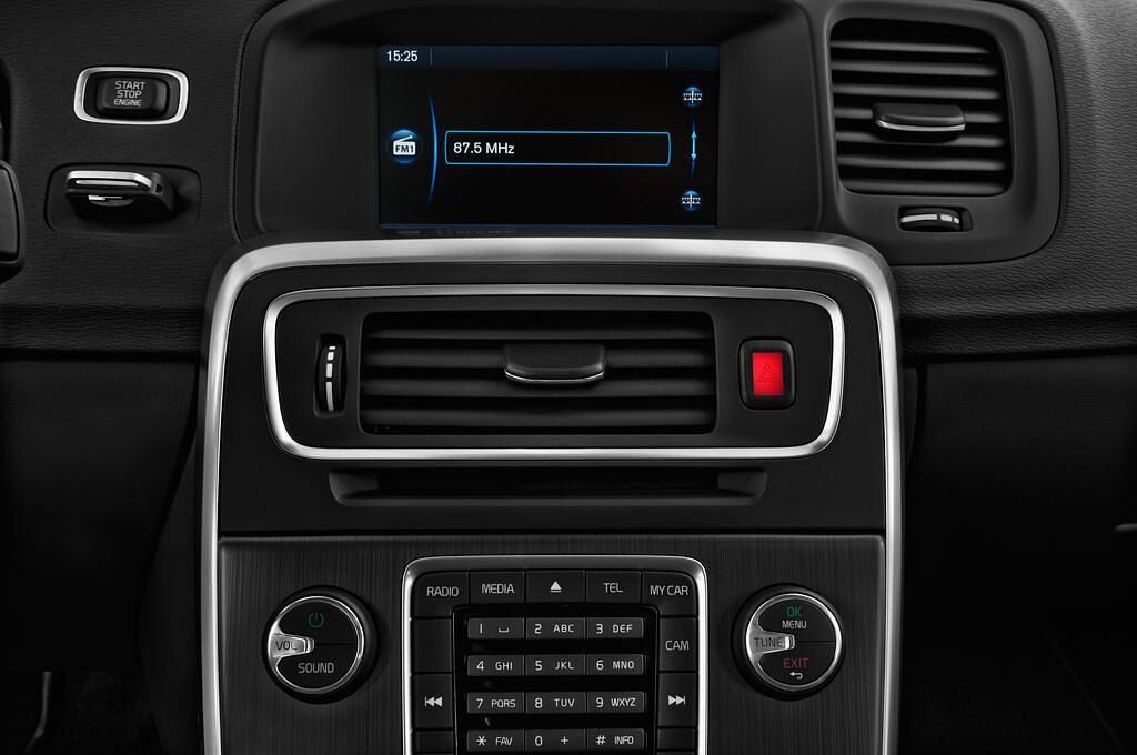 Volvo S60 (Baujahr 2014) Summum 4 Türen Radio und Infotainmentsystem