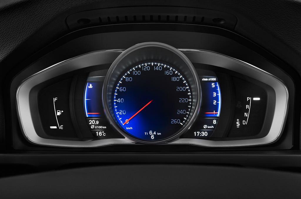 Volvo S60 (Baujahr 2016) R-Design 4 Türen Tacho und Fahrerinstrumente