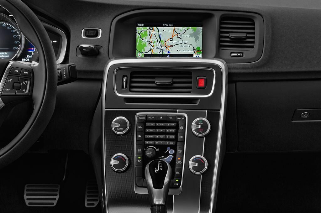 Volvo S60 (Baujahr 2016) R-Design 4 Türen Mittelkonsole