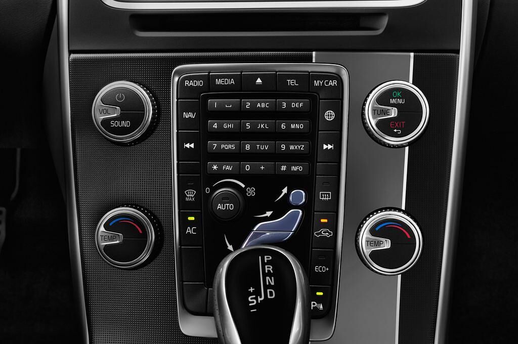 Volvo S60 (Baujahr 2016) R-Design 4 Türen Temperatur und Klimaanlage