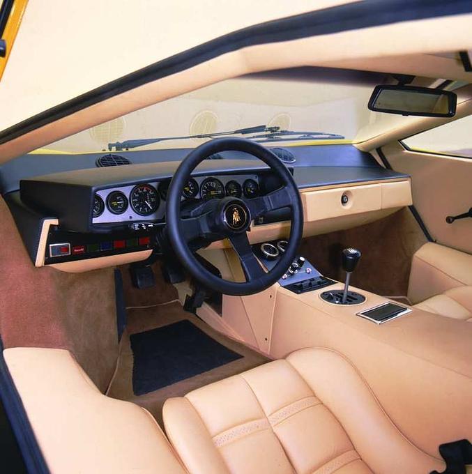 Das Cockpit des Lamborghini Countach LP 400.