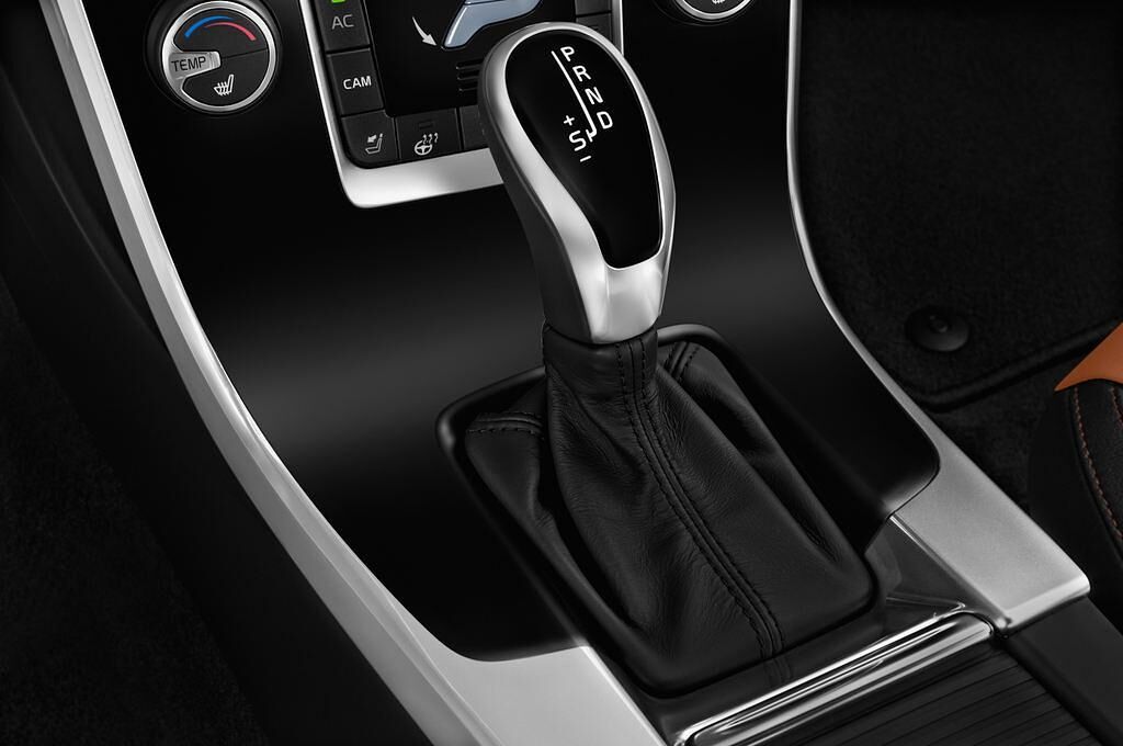 Volvo S60 Cross Country (Baujahr 2017) Summum 4 Türen Schalthebel