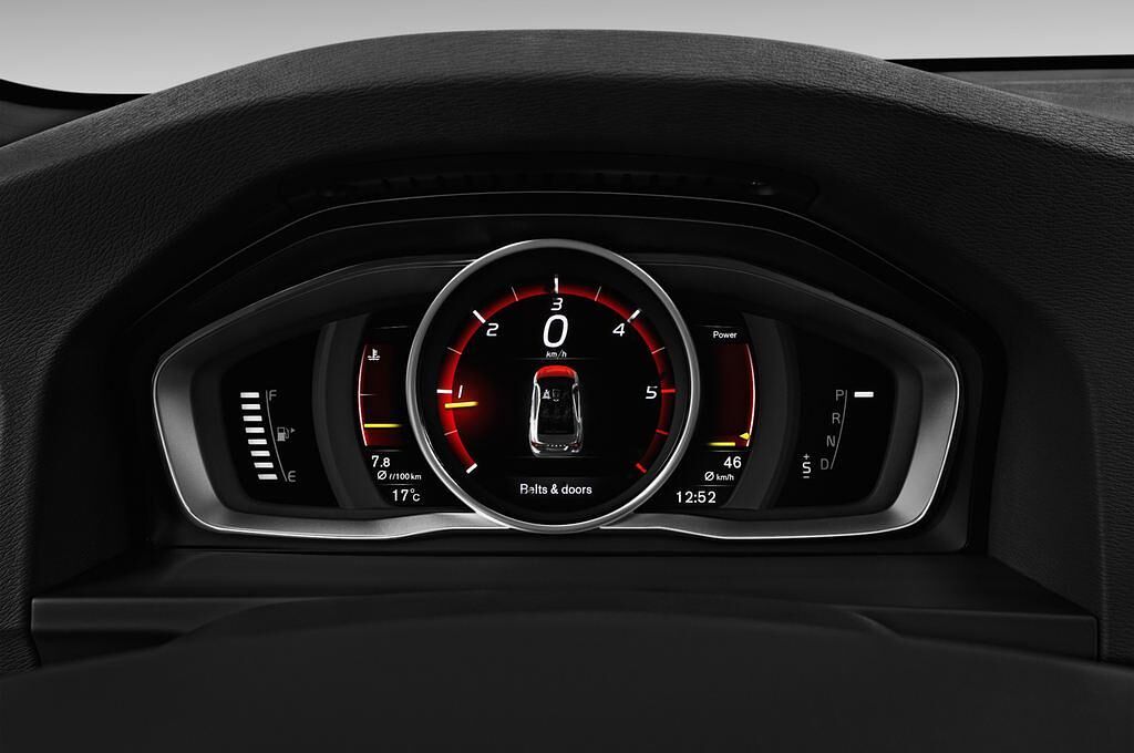 Volvo S60 Cross Country (Baujahr 2017) Summum 4 Türen Tacho und Fahrerinstrumente