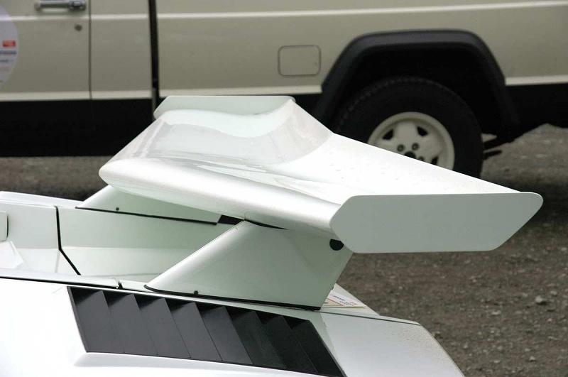 Sorgt mehr für Aufmerksamkeit als für Anpressdruck: der Heckflügel des Lamborghini Countach LP 400 S.