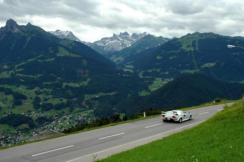 Die Landstraße ist sein Revier.