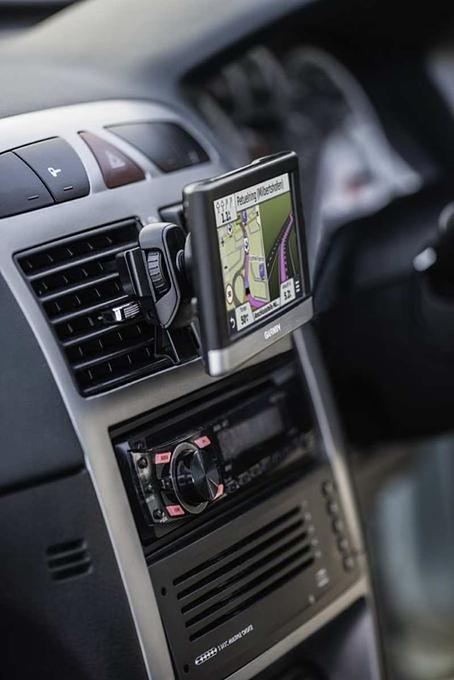 Eine Garmin-Lüftungshalterung für das Nüvi 2597LMT.
