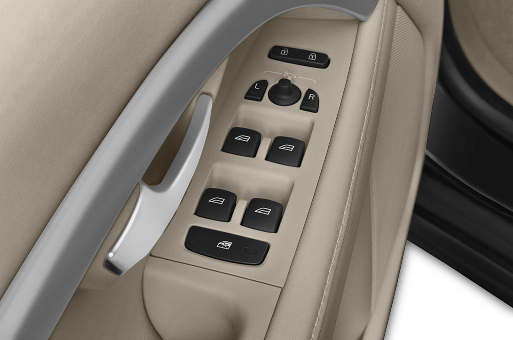 Volvo S80 (Baujahr 2014) Momentum 4 Türen Bedienungselemente Tür
