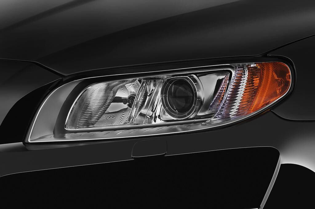 Volvo S80 (Baujahr 2014) Momentum 4 Türen Scheinwerfer