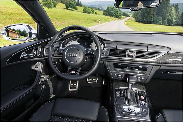 Der Audi-Innenraum mit viel Carbon und Leder bleibt fast gleich