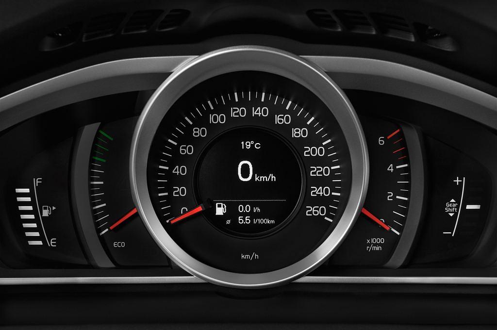 Volvo V40 (Baujahr 2014) Kinetic 5 Türen Tacho und Fahrerinstrumente
