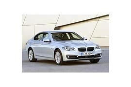 Neuer BMW 5er beim Händler – Intelligenter Notruf serienmäßig.