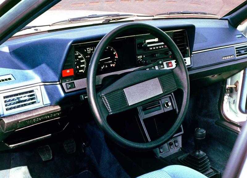 VW Passat Cockpit von 1980.