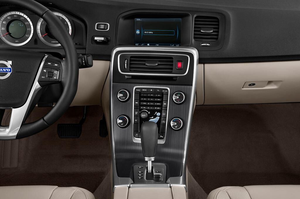 Volvo S60 (Baujahr 2011) Summum 4 Türen Mittelkonsole