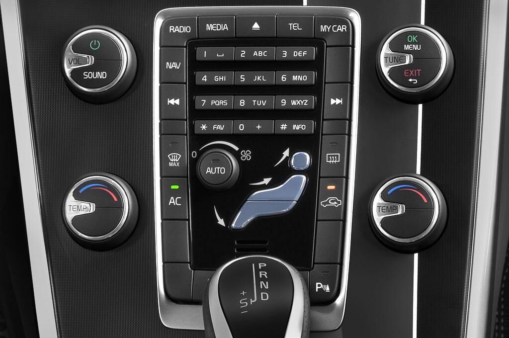 Volvo XC60 (Baujahr 2014) R-Design Summum 5 Türen Temperatur und Klimaanlage