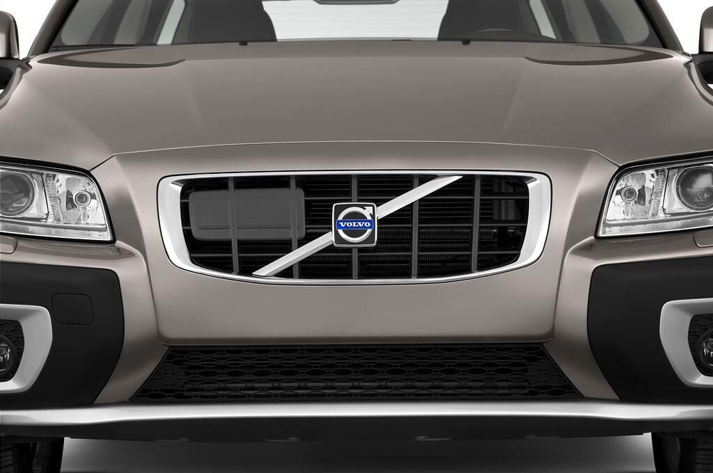 Volvo XC70 (Baujahr 2011) Momentum 5 Türen Kühlergrill und Scheinwerfer