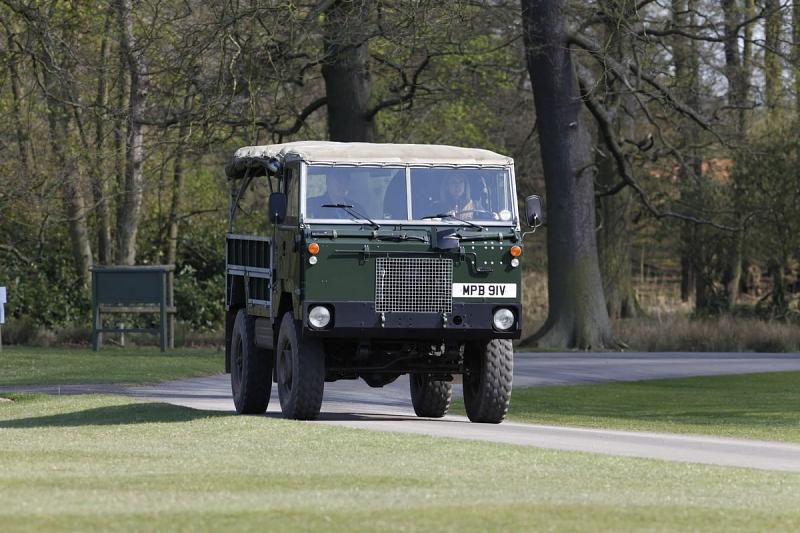 Der Land Rover 101-Inch One Tonne Forward Control wurde konstruiert, um eine 105-Millimeter-Haubitze zu ziehen