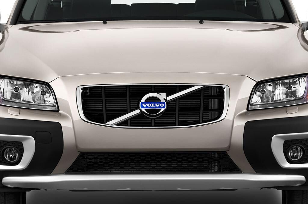 Volvo XC70 (Baujahr 2011) Momentum 5 Türen Kühlergrill und Scheinwerfer