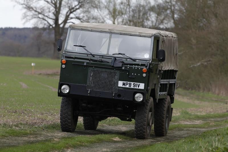 Der Land Rover 101-Inch One Tonne Forward Control hat eine manuelle Viergangschaltung