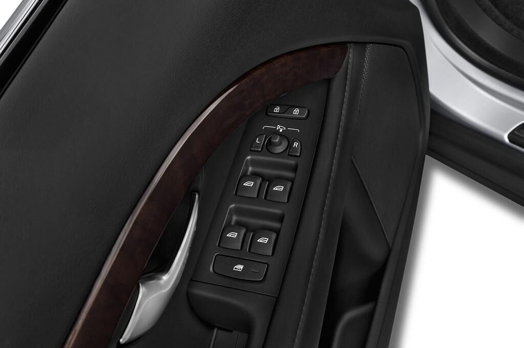 Volvo XC70 (Baujahr 2015) Momentum 5 Türen Bedienungselemente Tür