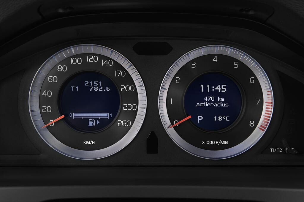 Volvo V60 (Baujahr 2011) Summum 5 Türen Tacho und Fahrerinstrumente