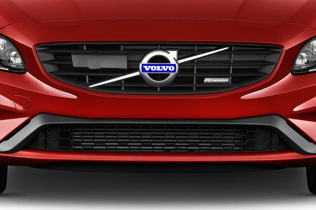 Volvo V60 (Baujahr 2015) R-Design Summum 5 Türen Kühlergrill und Scheinwerfer