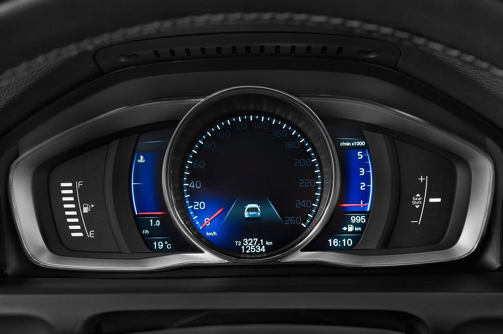 Volvo V60 (Baujahr 2015) R-Design Summum 5 Türen Tacho und Fahrerinstrumente
