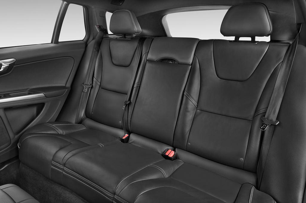 Volvo V60 (Baujahr 2015) R-Design Summum 5 Türen Rücksitze