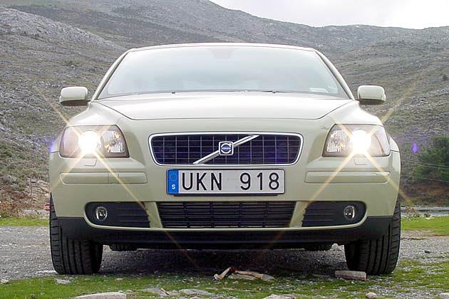 Typisches Volvo-Gesicht mit Waben-Kühlergrill