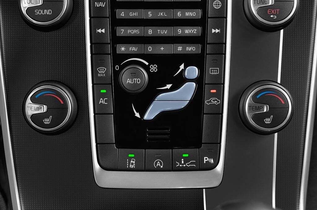 Volvo V60 (Baujahr 2015) R-Design Summum 5 Türen Temperatur und Klimaanlage