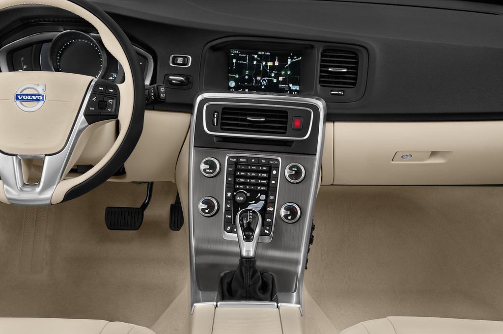 Volvo V60 (Baujahr 2016) Summum 5 Türen Radio und Infotainmentsystem