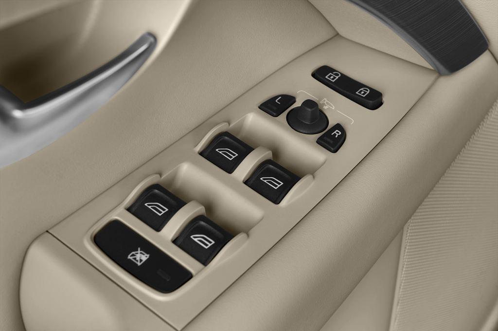 Volvo V70 (Baujahr 2011) Kinetic 5 Türen Bedienungselemente Tür