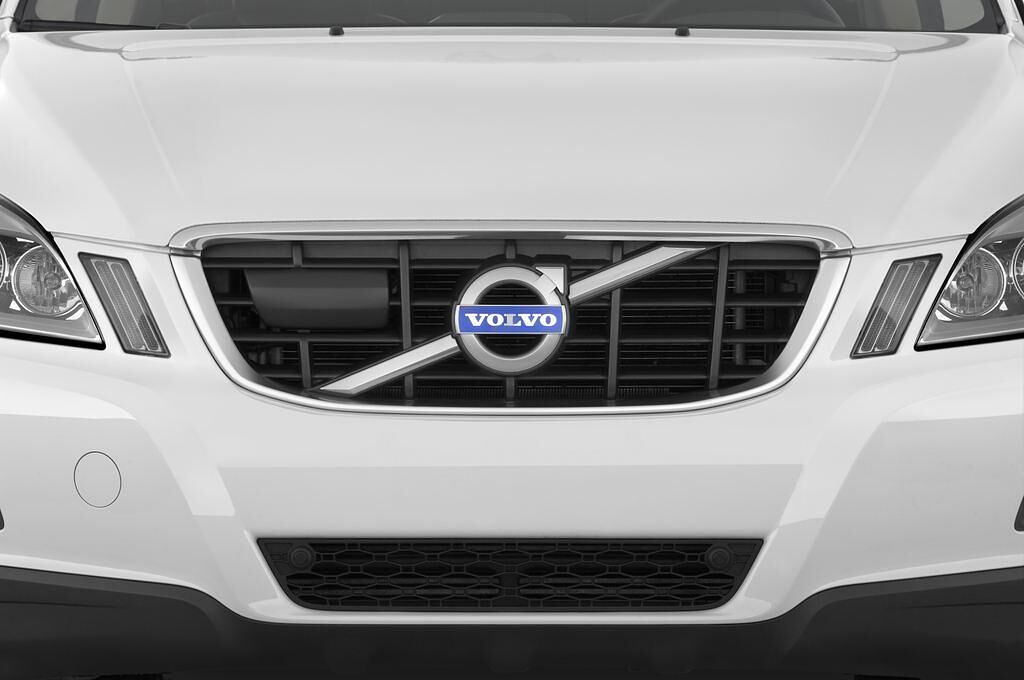 Volvo XC60 (Baujahr 2010) Kinetic 5 Türen Kühlergrill und Scheinwerfer