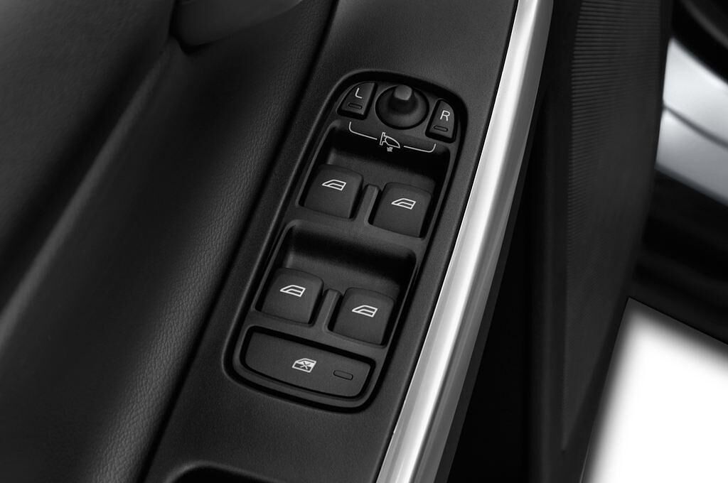 Volvo XC60 (Baujahr 2013) Kinetic 5 Türen Bedienungselemente Tür