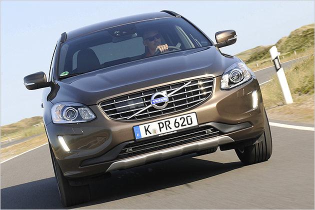 Am besten ist der geliftete XC60 von vorne auszumachen: Hier gibt es neue Scheinwerfer, vertikale Tagfahr-LEDs und einen breiteren Kühlergrill
