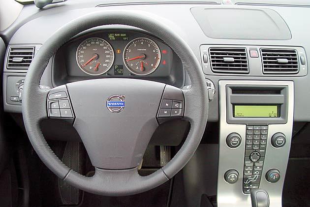Übersichtliches Cockpit mit interessant gestalteter Mittelkonsole