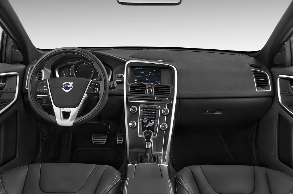 Volvo XC60 (Baujahr 2014) R-Design Summum 5 Türen Cockpit und Innenraum
